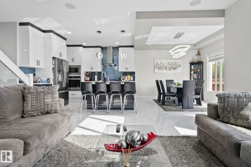 6423 175 Avenue Nw, Edmonton, AB - Indoor Photo Showing Living Room