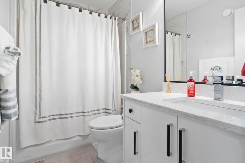 6423 175 Avenue Nw, Edmonton, AB - Indoor Photo Showing Bathroom