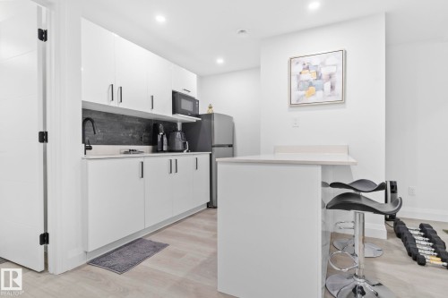 6423 175 Avenue Nw, Edmonton, AB - Indoor Photo Showing Kitchen