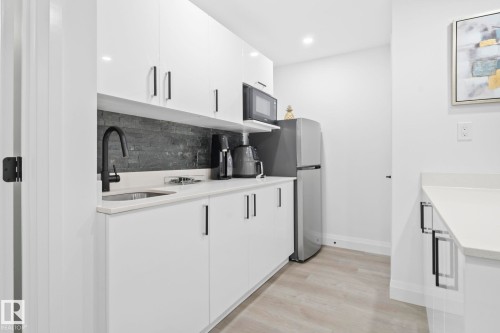 6423 175 Avenue Nw, Edmonton, AB - Indoor Photo Showing Kitchen