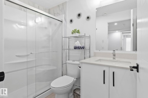 6423 175 Avenue Nw, Edmonton, AB - Indoor Photo Showing Bathroom