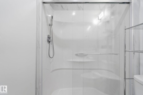 6423 175 Avenue Nw, Edmonton, AB - Indoor Photo Showing Bathroom