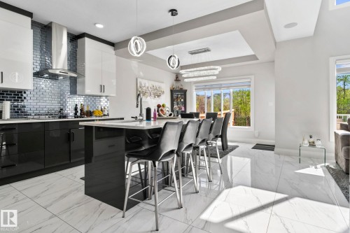 6423 175 Avenue Nw, Edmonton, AB - Indoor Photo Showing Kitchen With Upgraded Kitchen