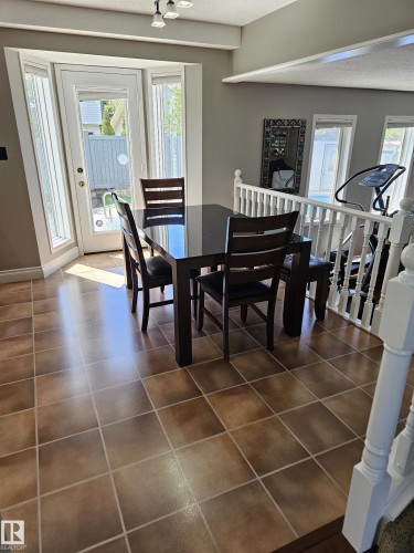 Eating nook adjacent to kitchen - 15 Paquette Place, St. Albert, AB 