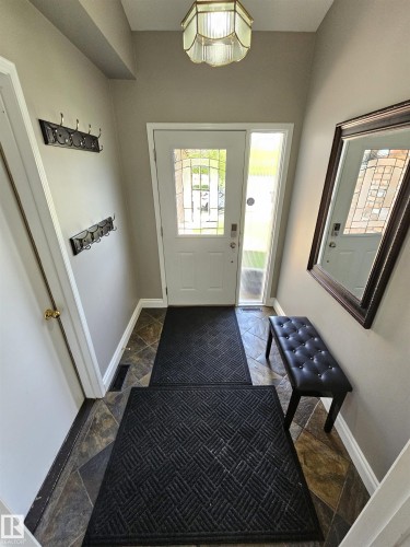 Enclosed entry foyer - 15 Paquette Place, St. Albert, AB 