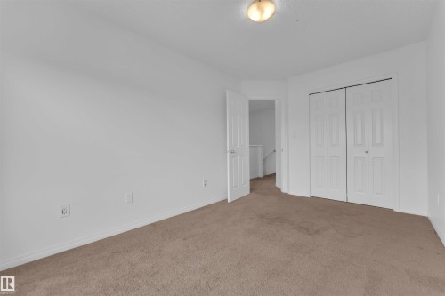 Carpeted room with white walls and baseboards - 5405 Crabapple Loop, Edmonton, AB 