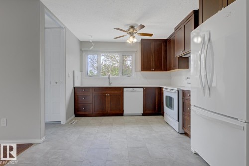 15220 124 St Nw, Edmonton, AB - Indoor Photo Showing Kitchen
