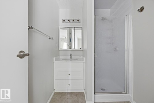 15220 124 St Nw, Edmonton, AB - Indoor Photo Showing Bathroom