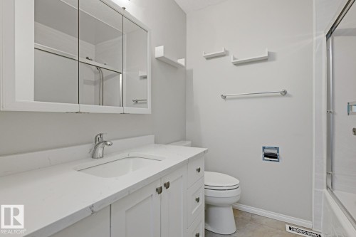 15220 124 St Nw, Edmonton, AB - Indoor Photo Showing Bathroom