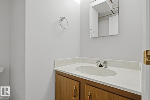 15220 124 St Nw, Edmonton, AB - Indoor Photo Showing Bathroom