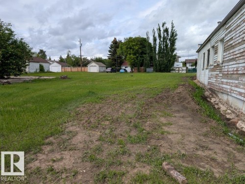 5016 49 Avenue, Holden, AB 