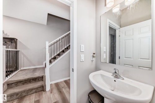 5357 Lark Landing, Edmonton, AB - Indoor Photo Showing Bathroom