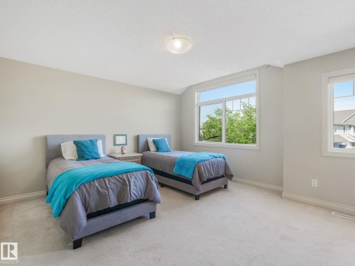 Bright room with light neutral wall paint and plush carpeting - 3 1641 James Mowatt Trail, Edmonton, AB 