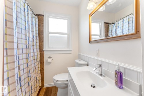 4702 54 A Avenue, Vegreville, AB - Indoor Photo Showing Bathroom