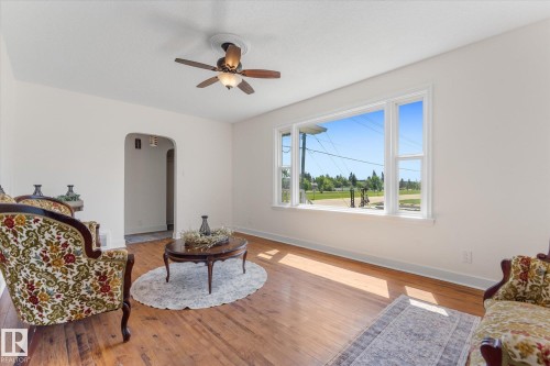4702 54 A Avenue, Vegreville, AB - Indoor Photo Showing Living Room