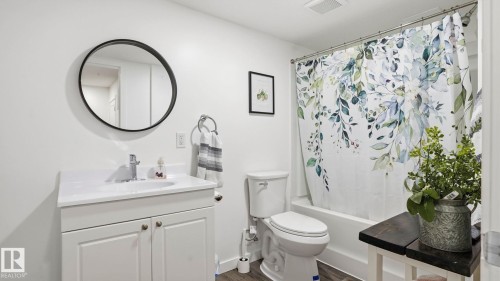 7215 Chivers Place, Edmonton, AB - Indoor Photo Showing Bathroom