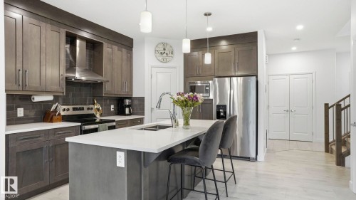 7215 Chivers Place, Edmonton, AB - Indoor Photo Showing Kitchen With Stainless Steel Kitchen With Double Sink With Upgraded Kitchen