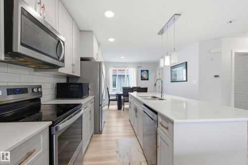 #42 2905 141 St Sw, Edmonton, AB - Indoor Photo Showing Kitchen With Double Sink With Upgraded Kitchen