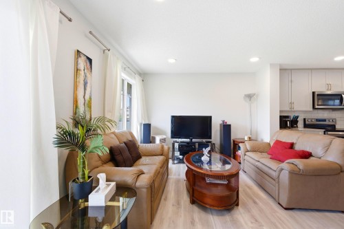 #42 2905 141 St Sw, Edmonton, AB - Indoor Photo Showing Living Room
