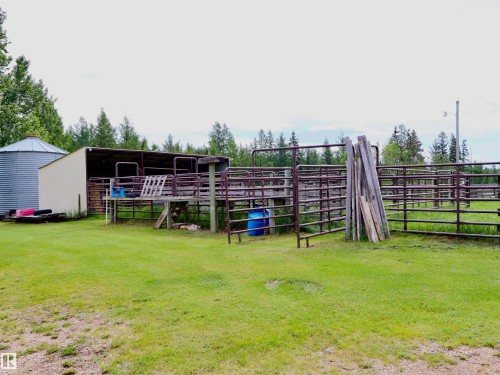 Livestock handling facility featuring metal corrals and a covered shelter - 58403 Rr 60, Rural Barrhead County, AB - Outdoor