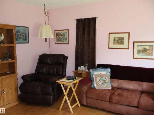 Interior space featuring light pink walls and wood-finish flooring - 58403 Rr 60, Rural Barrhead County, AB - Indoor Photo Showing Living Room