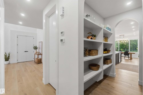Welcome to 1527 Esaiw Place NW - 1527 Esaiw Place Nw, Edmonton, AB - Indoor