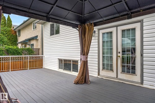 Expansive outdoor deck with gray wood-finish flooring - 6225 159A Avenue, Edmonton, AB 