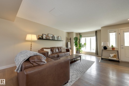 434 Chappelle Drive, Edmonton, AB - Indoor Photo Showing Living Room