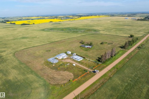 Expansive rural property featuring multiple outbuildings, a gravel drive, and a long dirt road frontage - 534072 Range Road 85, Rural Two Hills County, AB 