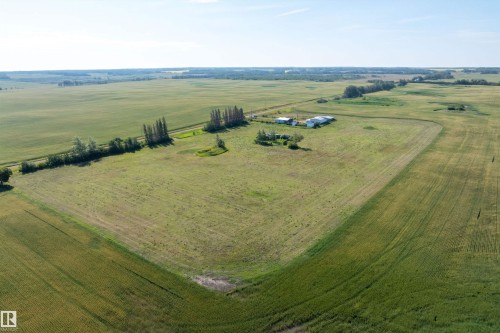 Expansive agricultural property featuring multiple structures and tree lines - 534072 Range Road 85, Rural Two Hills County, AB 