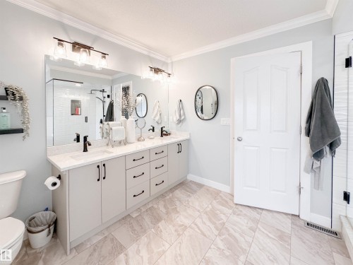 13715 149 Avenue, Edmonton, AB - Indoor Photo Showing Bathroom