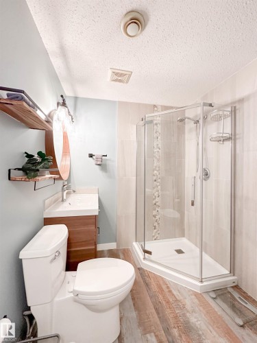13715 149 Avenue, Edmonton, AB - Indoor Photo Showing Bathroom