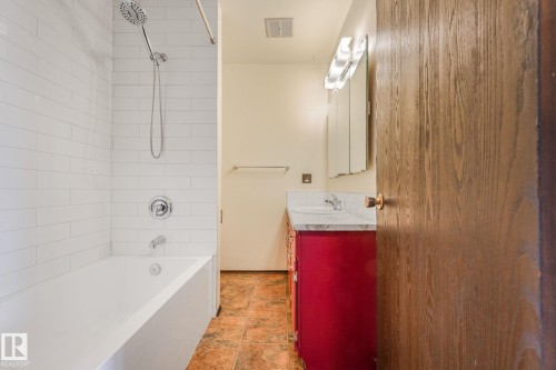4 Piece Bathroom with Renovated Tub - 2921 130 Avenue, Edmonton, AB 