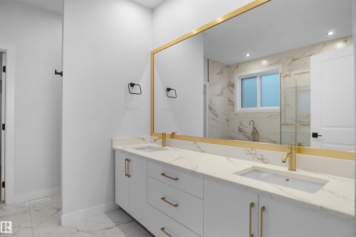Bathroom - 6403 29 Ave, Edmonton, AB - Indoor Photo Showing Bathroom