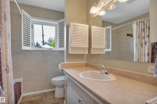 9608 67A Street, Edmonton, AB 