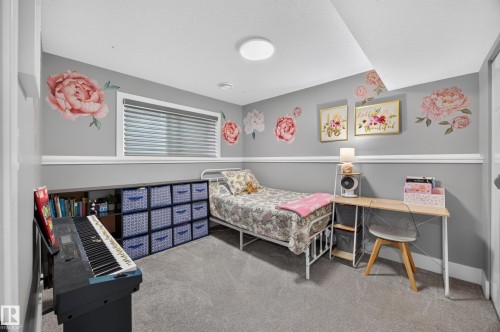 Carpeted room with a horizontal window featuring blinds, built-in shelving, and a flat white ceiling - 43 Burnham Place, St. Albert, AB 