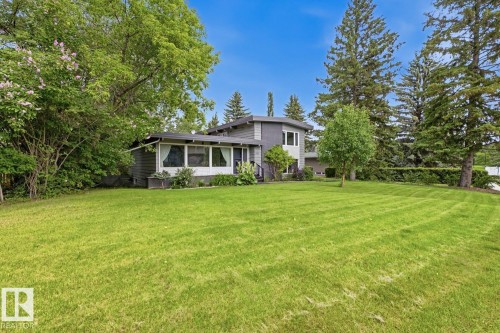 Expansive green lawn providing a substantial outdoor area - 7508 139 Street, Edmonton, AB 