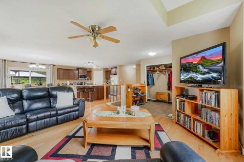 #31 56110 Rge Road 13, Rural Lac Ste. Anne County, AB - Indoor Photo Showing Living Room