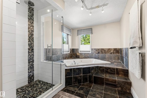 Bathroom - 624 Butchart Wynd, Edmonton, AB 