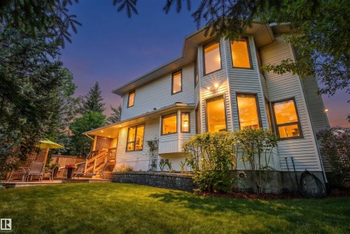 Rear exterior featuring a multi-level deck, expansive lawn, and mature landscaping - 624 Butchart Wynd, Edmonton, AB 