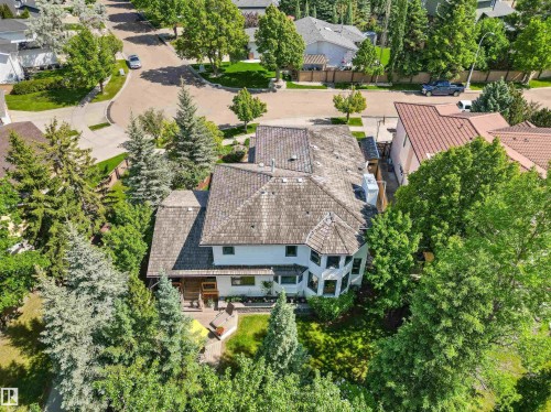 Residential property featuring a shingle roof, bay windows, and a multi-level design - 624 Butchart Wynd, Edmonton, AB 