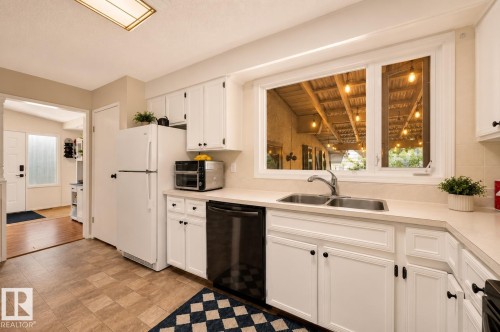 Kitchen - 24 Addison Crescent, St. Albert, AB 