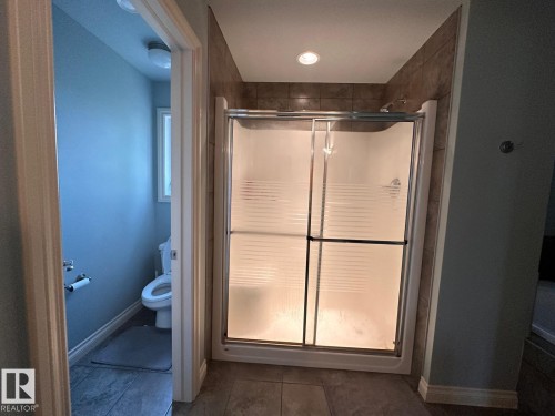 30 Virginia Avenue, Spruce Grove, AB - Indoor Photo Showing Bathroom