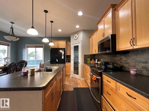 30 Virginia Avenue, Spruce Grove, AB - Indoor Photo Showing Kitchen With Double Sink