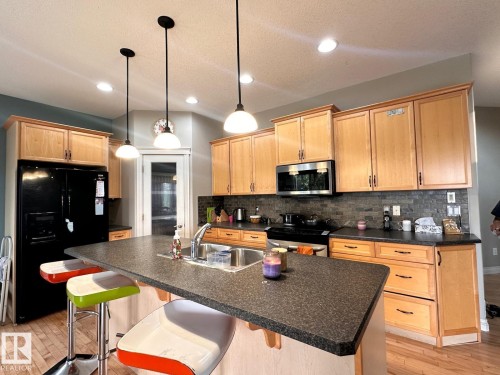 30 Virginia Avenue, Spruce Grove, AB - Indoor Photo Showing Kitchen With Double Sink