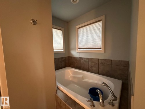 30 Virginia Avenue, Spruce Grove, AB - Indoor Photo Showing Bathroom