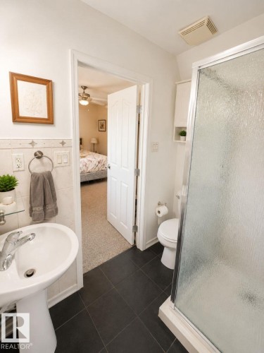 Bathroom - 11015 144 Street, Edmonton, AB 