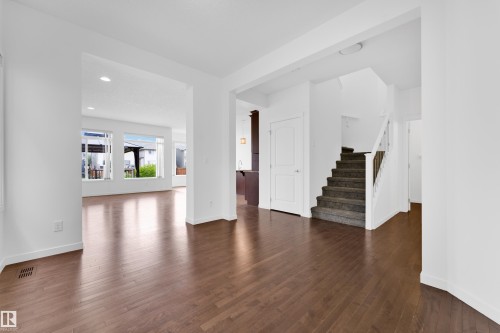 Living room - 5432 20 Avenue, Edmonton, AB 