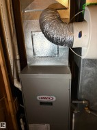 Lennox furnace with integrated humidifier and galvanized ductwork - 