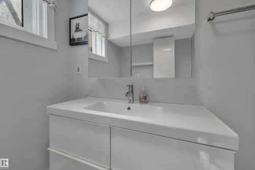 Bathroom - 9835 74 Street, Edmonton, AB 